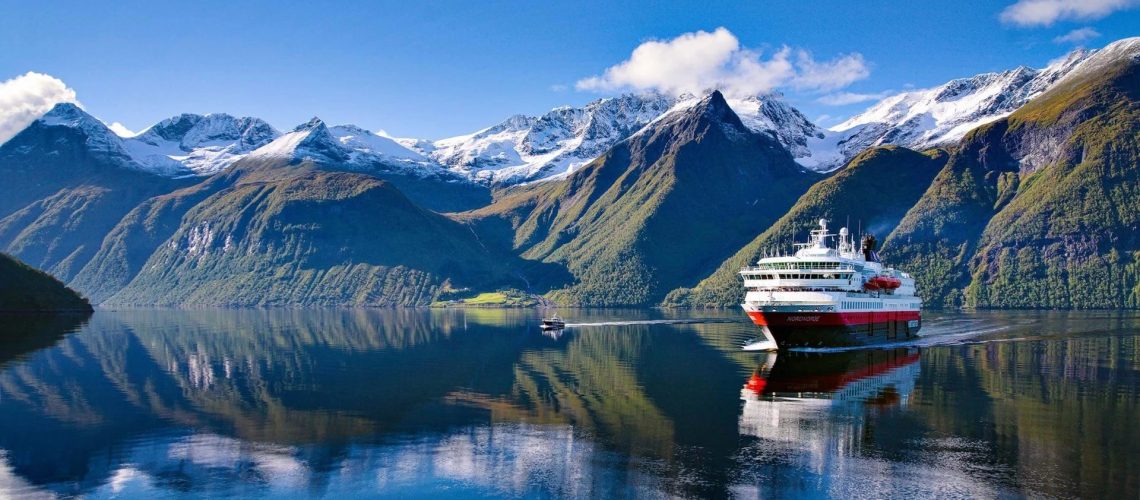 Hurtigruten Im Fjord